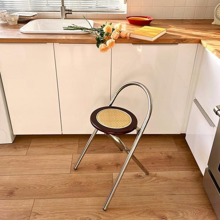 Moderner Mid-Century runder Edelstahl MDF Rattan Webstuhl Klappbarer Hocker mit Rückenlehne für Wohnzimmer 