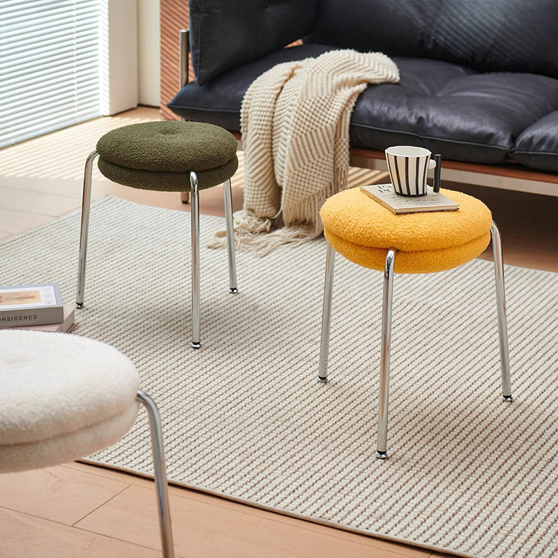 Taburete de tocador moderno minimalista de metal con tela sherpa, bordes redondeados y cojín de doble capa para dormitorio 