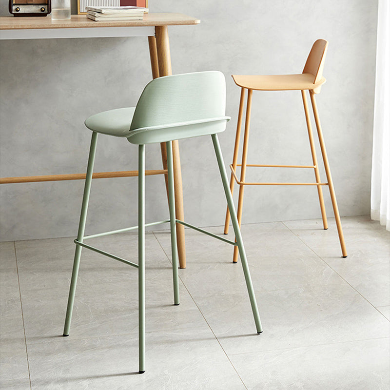Tabouret de bar rectangulaire moderne minimaliste en PP et acier au carbone avec dossier et repose-pieds pour salle à manger 