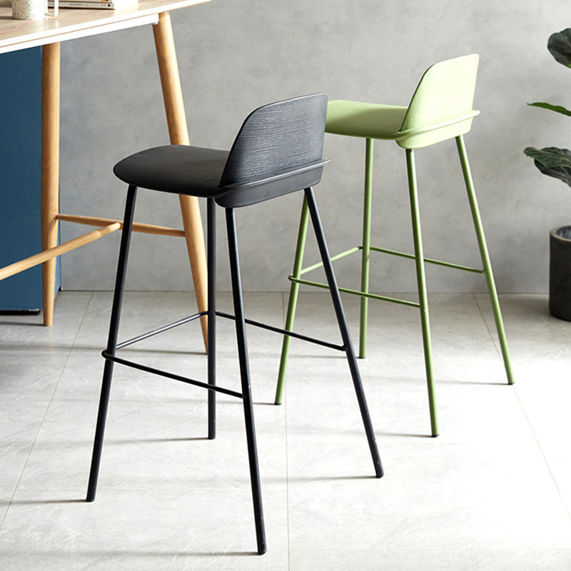 Tabouret de bar rectangulaire moderne minimaliste en PP et acier au carbone avec dossier et repose-pieds pour salle à manger 