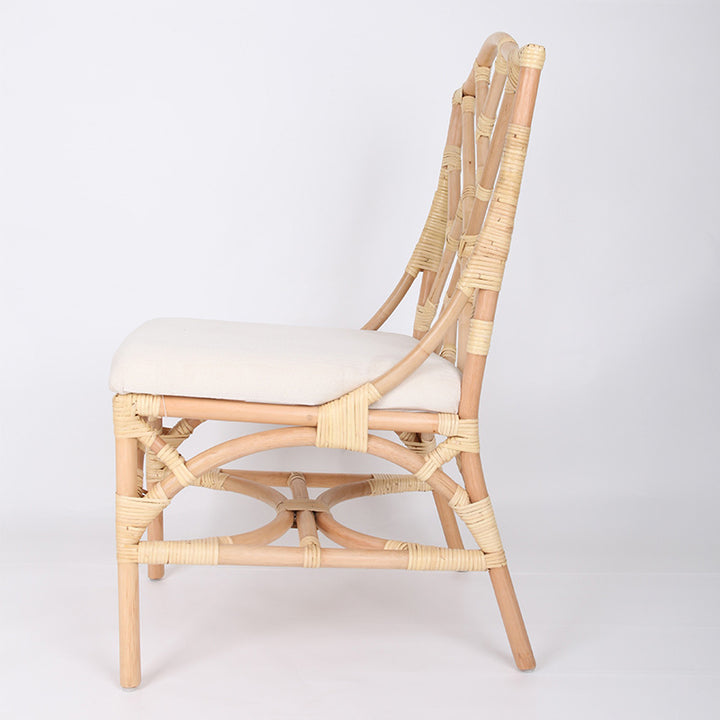 Chaise de salle à manger contemporaine scandinave en rotin naturel tissé à la main avec coussin imperméable - Chaise avec dossier pour usage intérieur et extérieur 