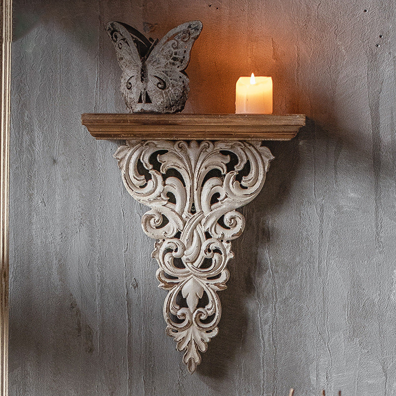Estanterías murales de madera beige y marrón con tallado hueco y acabado envejecido, estilo francés tradicional, para almacenamiento en la sala de estar 