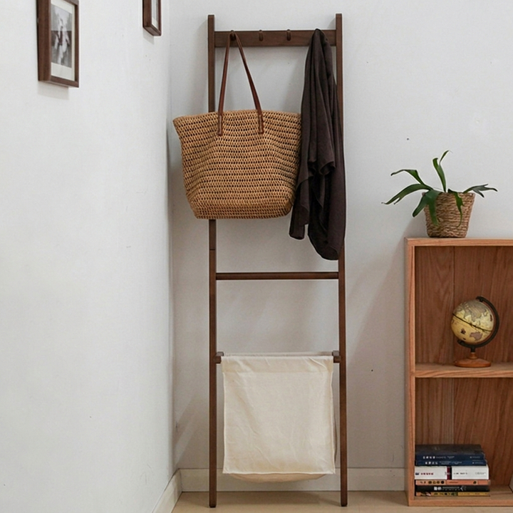 Traditioneller rechteckiger Kleiderständer aus massivem Holz im japanischen Stil mit Korbablage, platzsparende freistehende Garderobe für das Schlafzimmer 
