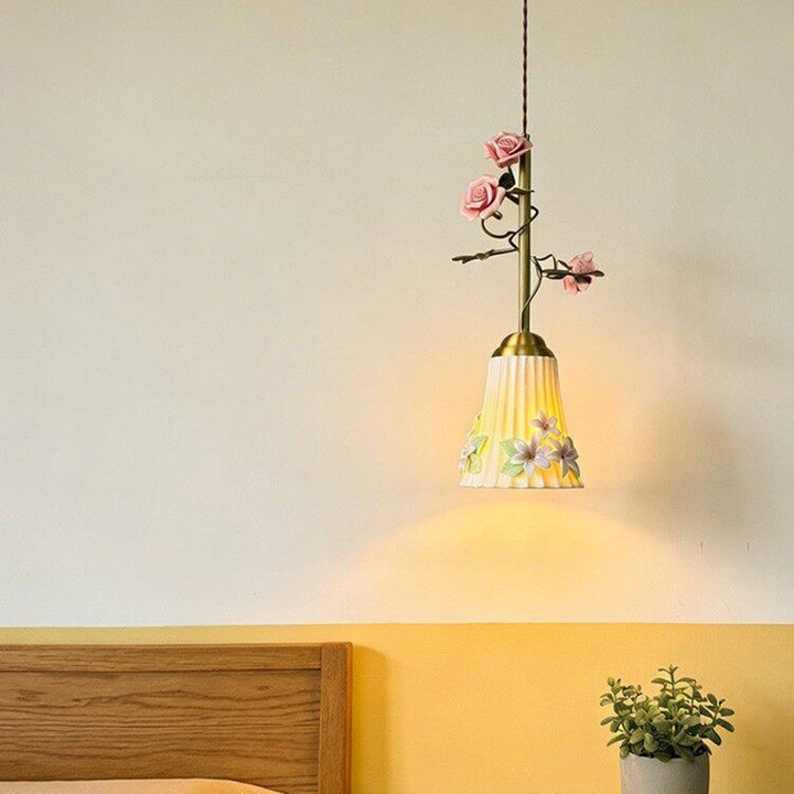 Traditionelle romantische 1-flammige Pendelleuchte aus Eisen und Keramik mit Blumenmotiv im französischen Stil für Schlafzimmer & Wohnzimmer 