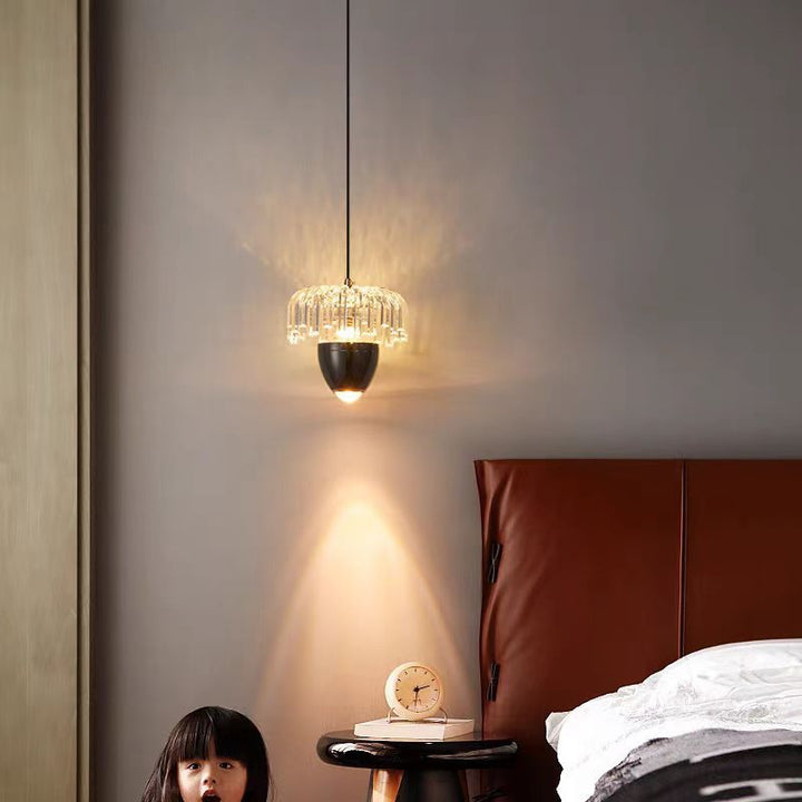 Suspension LED en aluminium et acrylique en forme de pomme de pin traditionnelle française pour chambre 