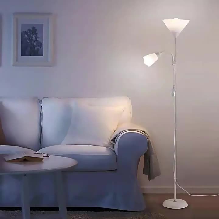 Moderner minimalistischer umgekehrter Dreieck-Eisen-Silikon-PVC-Stehlampe mit 2 Lichtern für das Wohnzimmer 