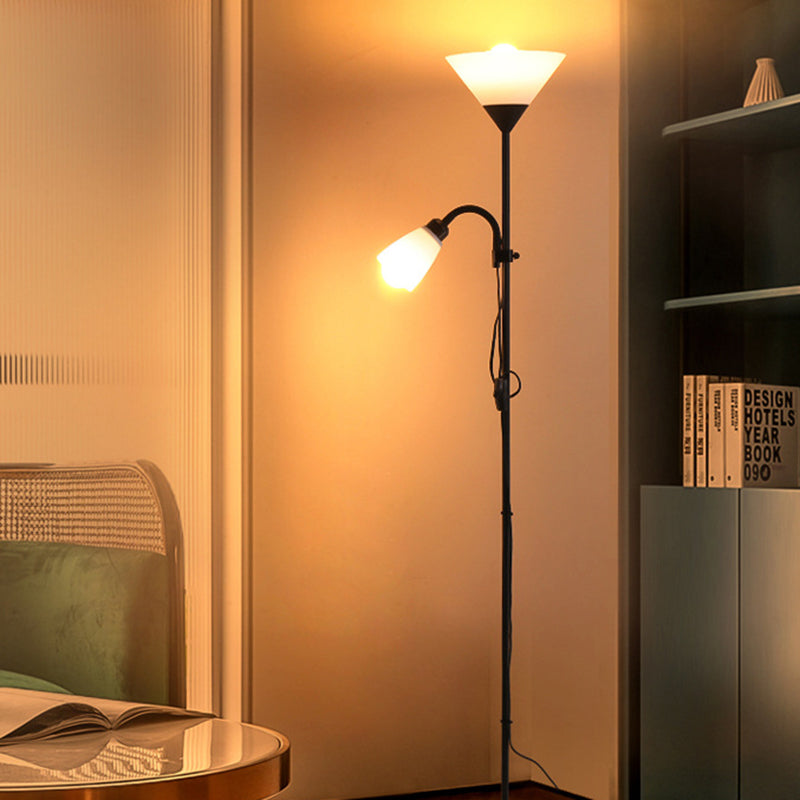 Moderner minimalistischer umgekehrter Dreieck-Eisen-Silikon-PVC-Stehlampe mit 2 Lichtern für das Wohnzimmer 