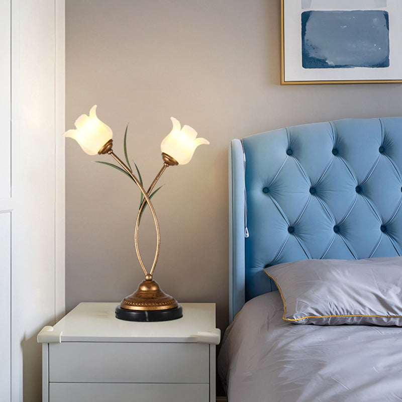 Lámpara de mesa contemporánea creativa de hierro con forma de flor de vidrio de 2 luces para dormitorio 