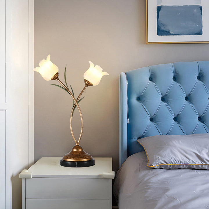 Lámpara de mesa contemporánea creativa de hierro con forma de flor de vidrio de 2 luces para dormitorio 