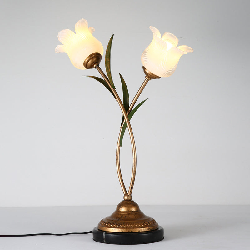 Lámpara de mesa contemporánea creativa de hierro con forma de flor de vidrio de 2 luces para dormitorio 