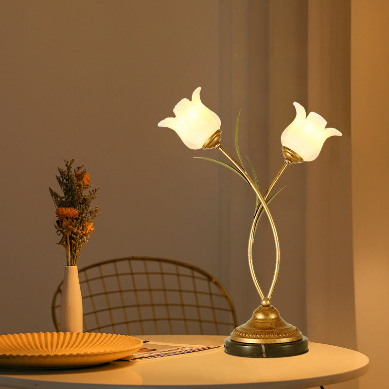 Lámpara de mesa contemporánea creativa de hierro con forma de flor de vidrio de 2 luces para dormitorio 