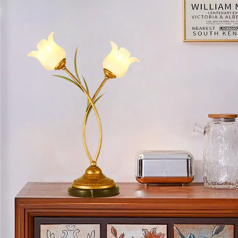 Lámpara de mesa contemporánea creativa de hierro con forma de flor de vidrio de 2 luces para dormitorio 