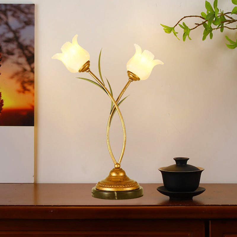 Lámpara de mesa contemporánea creativa de hierro con forma de flor de vidrio de 2 luces para dormitorio 