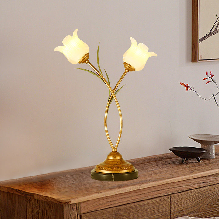 Lámpara de mesa contemporánea creativa de hierro con forma de flor de vidrio de 2 luces para dormitorio 