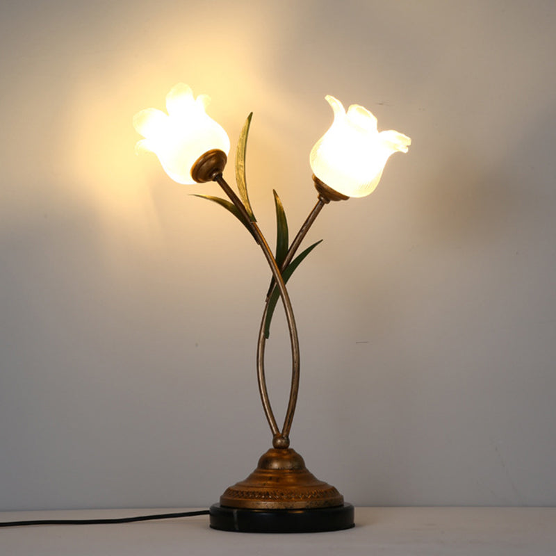 Lámpara de mesa contemporánea creativa de hierro con forma de flor de vidrio de 2 luces para dormitorio 