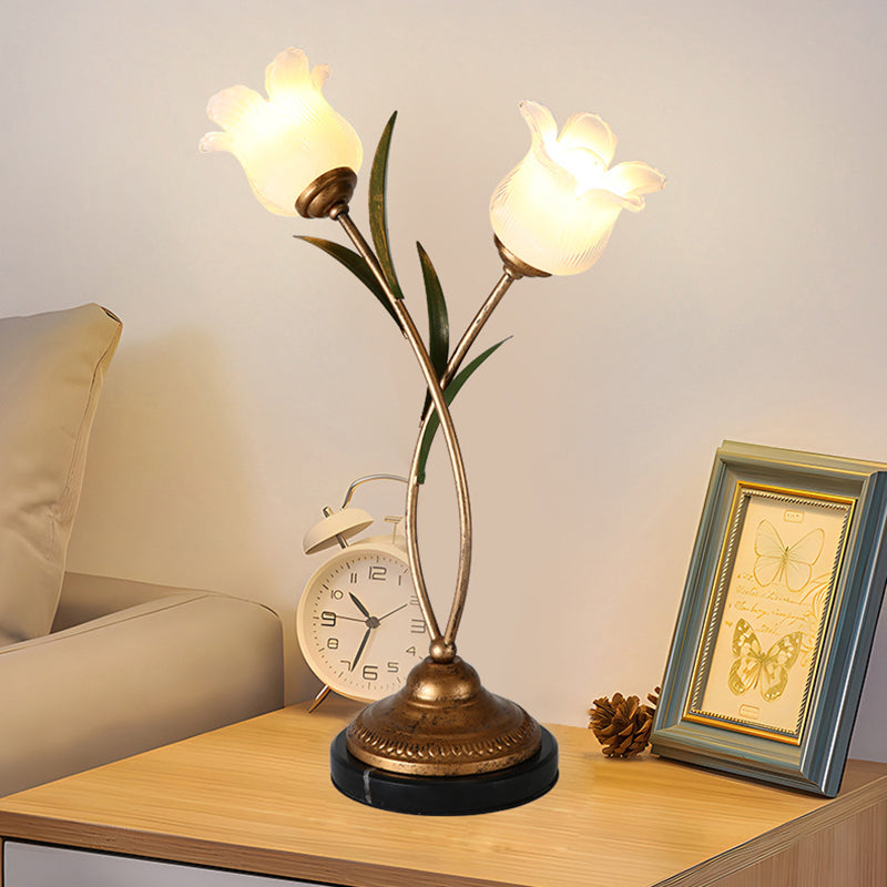 Lámpara de mesa contemporánea creativa de hierro con forma de flor de vidrio de 2 luces para dormitorio 