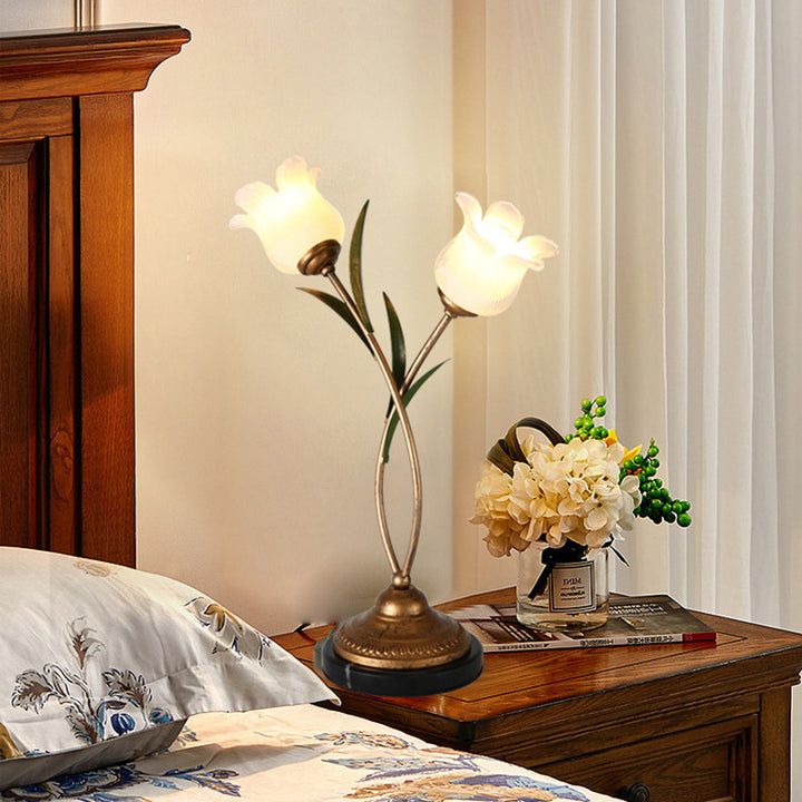 Lámpara de mesa contemporánea creativa de hierro con forma de flor de vidrio de 2 luces para dormitorio 