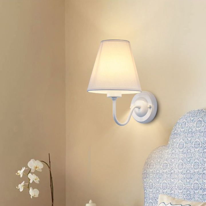 Traditionelle Vintage-Kuppel Kegelförmige Eisen Stoff 1-Licht Wandleuchte für Schlafzimmer 