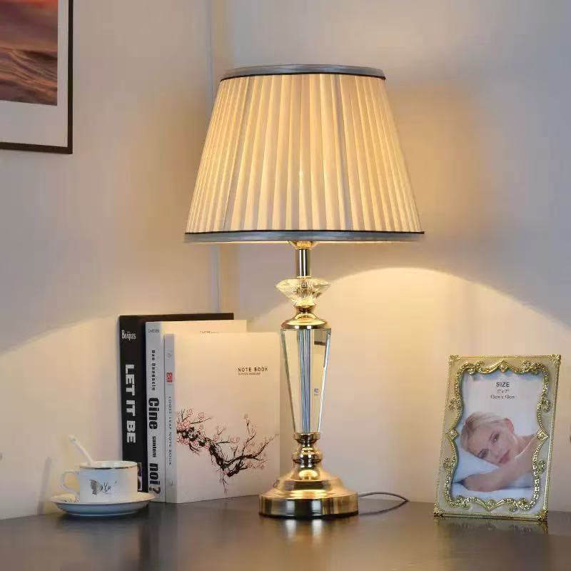 Lampe de table à 1 lumière avec tissu en cristal et matériel conique traditionnel français pour chambre 