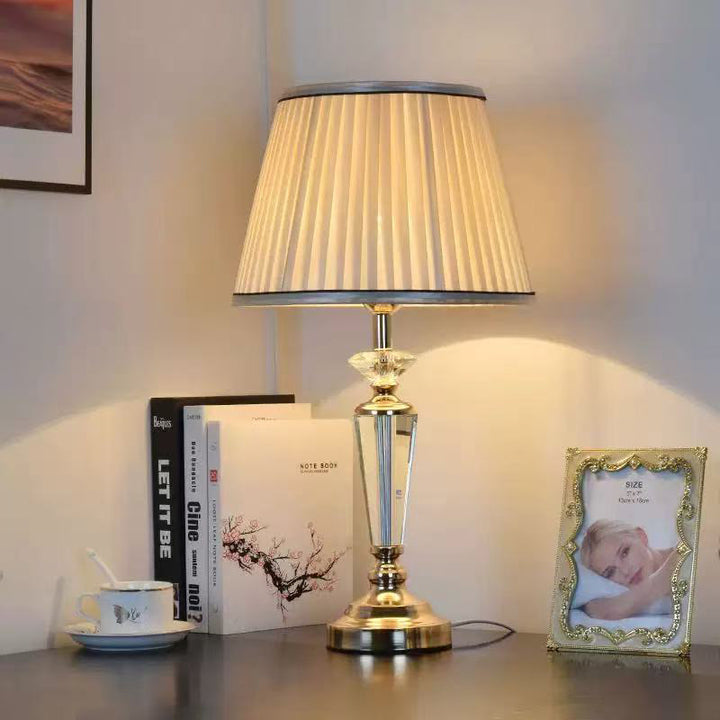 Lampe de table à 1 lumière avec tissu en cristal et matériel conique traditionnel français pour chambre 