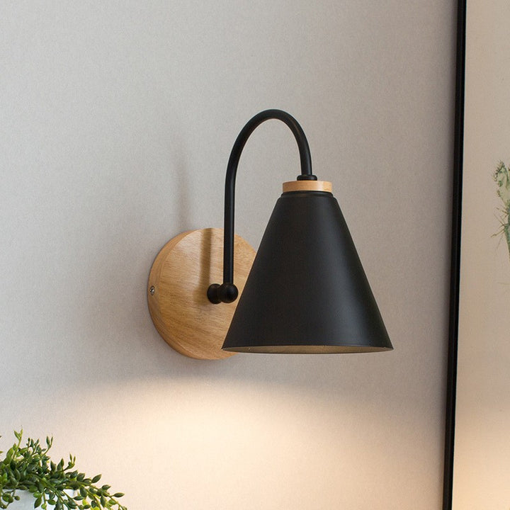 Zeitgenössische nordische konische Wandlampe aus massivem Holz und Eisen mit 1 Licht für das Schlafzimmer 