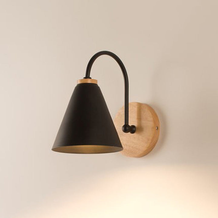 Zeitgenössische nordische konische Wandlampe aus massivem Holz und Eisen mit 1 Licht für das Schlafzimmer 