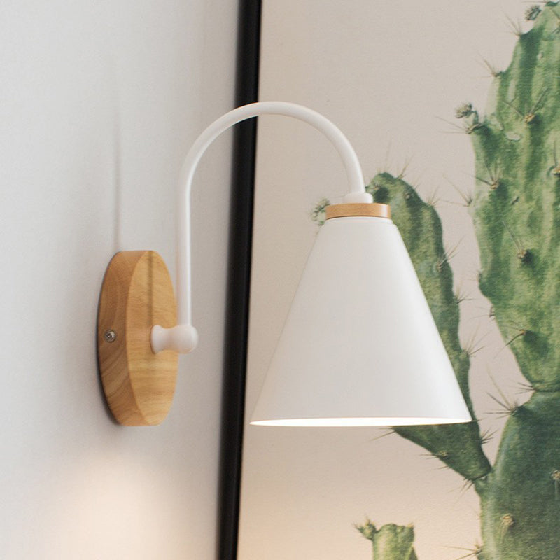 Zeitgenössische nordische konische Wandlampe aus massivem Holz und Eisen mit 1 Licht für das Schlafzimmer 