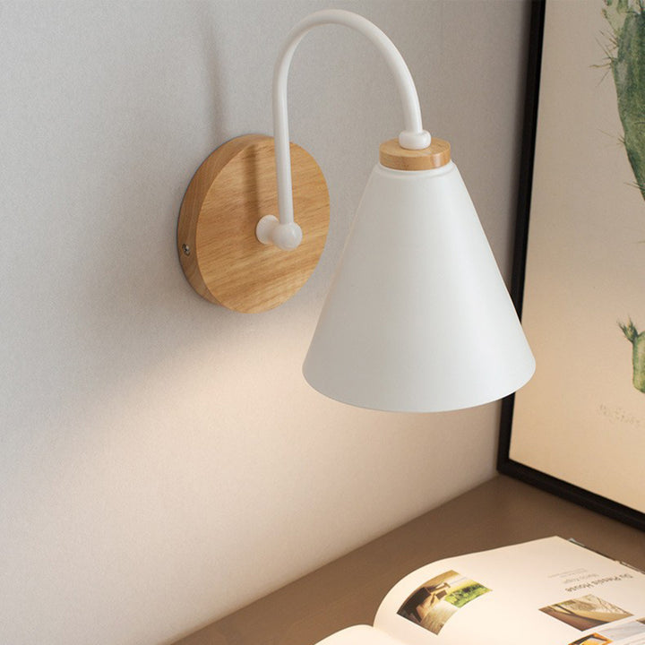 Zeitgenössische nordische konische Wandlampe aus massivem Holz und Eisen mit 1 Licht für das Schlafzimmer 