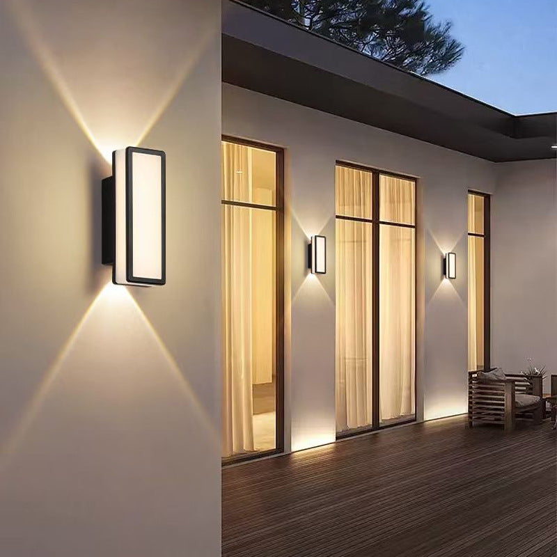 مصباح حائط LED مقاوم للماء من الألومنيوم والأكريليك بتصميم بسيط ومعاصر للفناء الخارجي 
