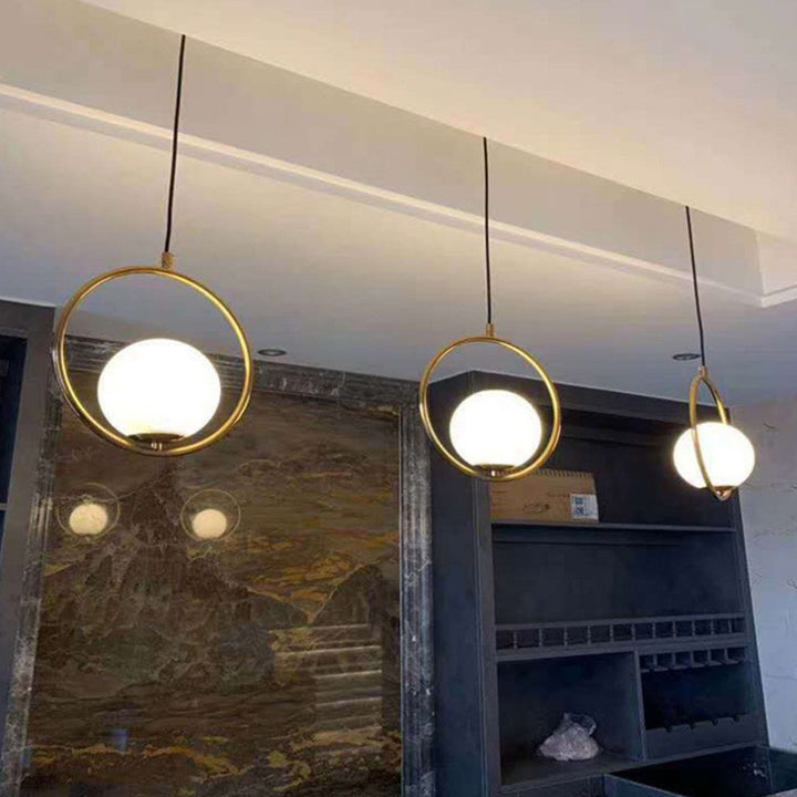 Suspension contemporaine nordique en verre et fer rond à 1 lumière pour salon 