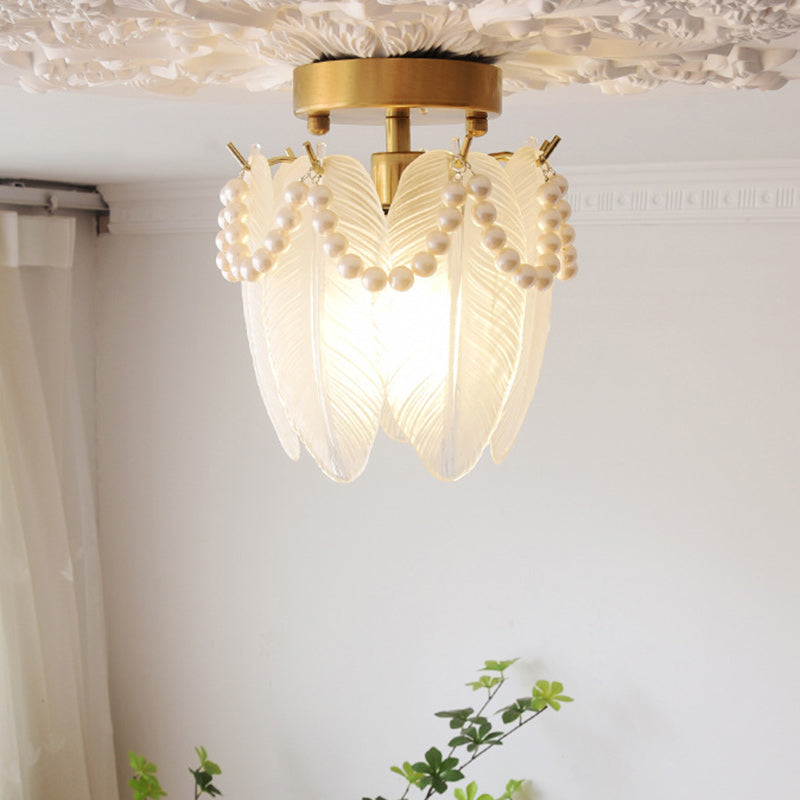 Lustre semi-encastré en verre et fer à une lumière avec bord perlé et forme de plume traditionnelle française pour chambre à coucher 