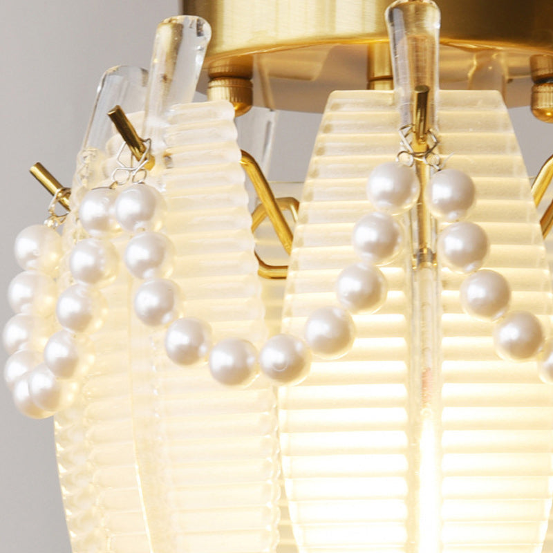 Lustre semi-encastré en verre et fer à une lumière avec bord perlé et forme de plume traditionnelle française pour chambre à coucher 