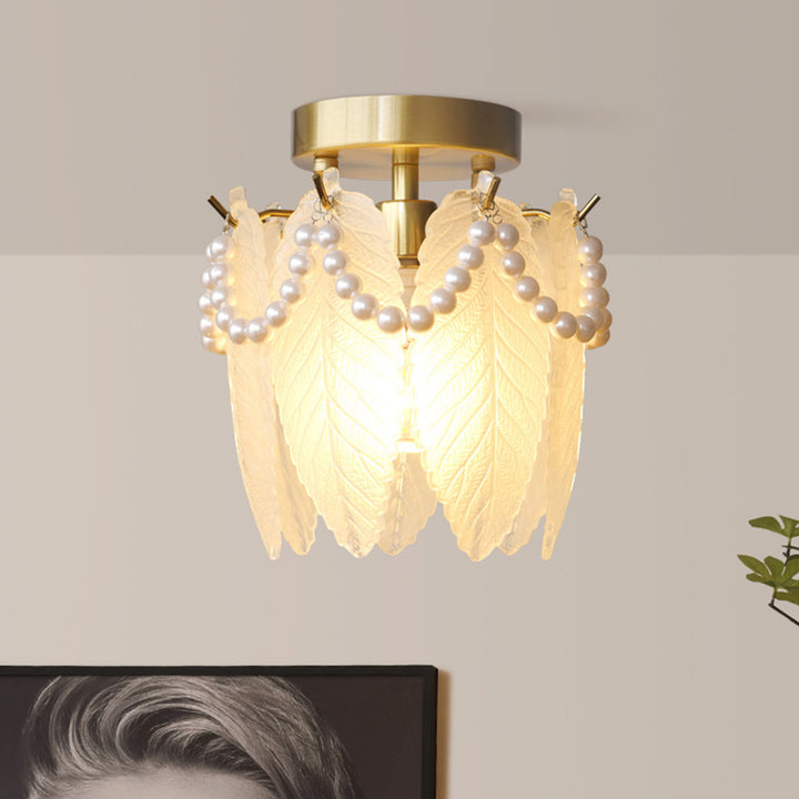 Lustre semi-encastré en verre et fer à une lumière avec bord perlé et forme de plume traditionnelle française pour chambre à coucher 