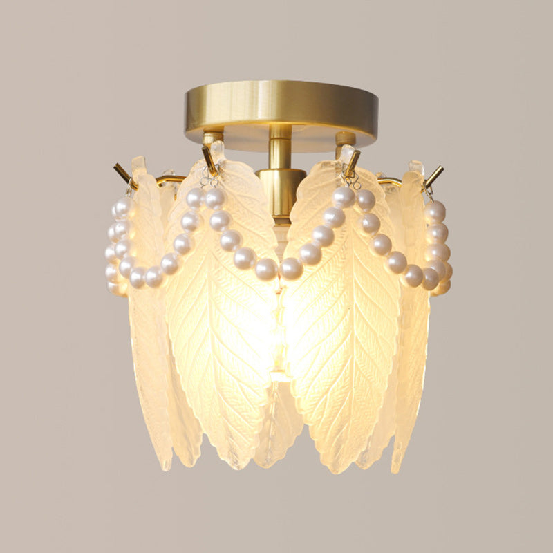 Lustre semi-encastré en verre et fer à une lumière avec bord perlé et forme de plume traditionnelle française pour chambre à coucher 