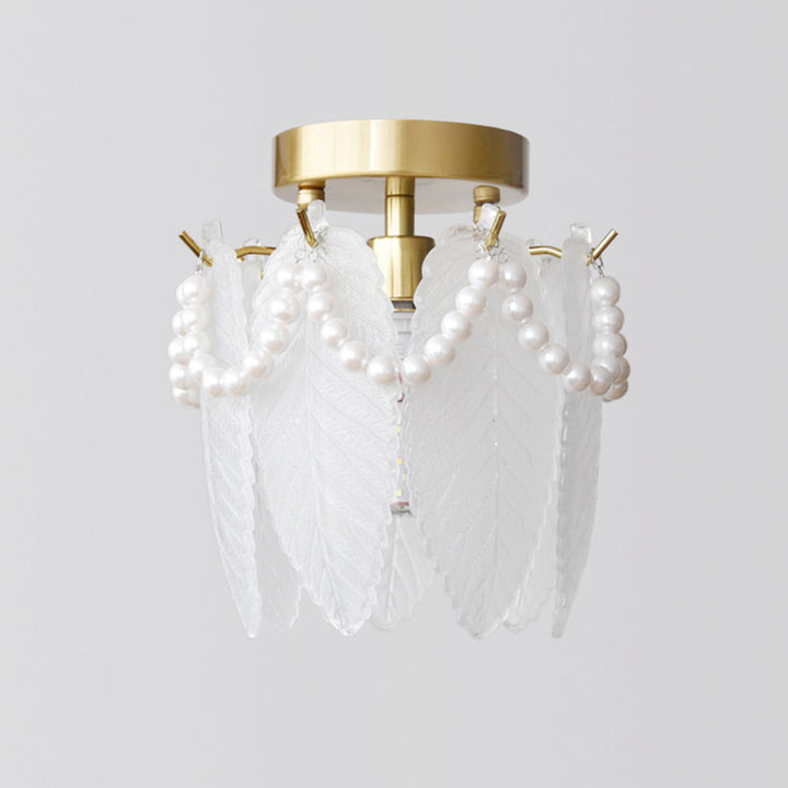 Lustre semi-encastré en verre et fer à une lumière avec bord perlé et forme de plume traditionnelle française pour chambre à coucher 