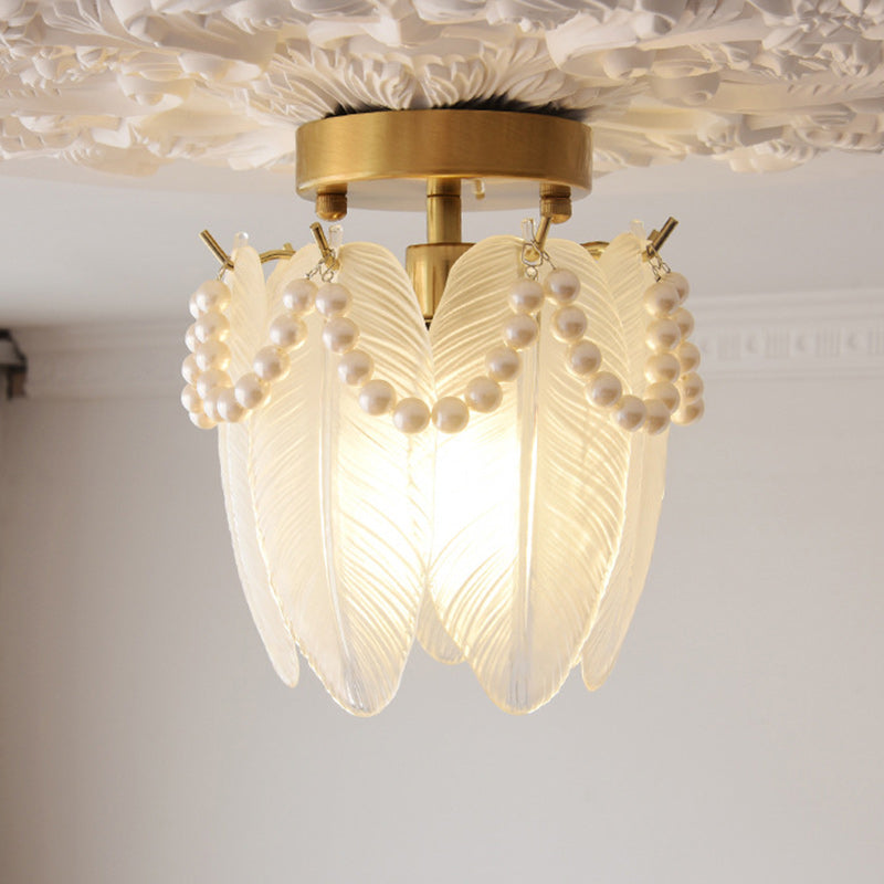 Lustre semi-encastré en verre et fer à une lumière avec bord perlé et forme de plume traditionnelle française pour chambre à coucher 