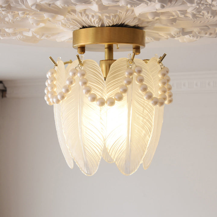 Lustre semi-encastré en verre et fer à une lumière avec bord perlé et forme de plume traditionnelle française pour chambre à coucher 