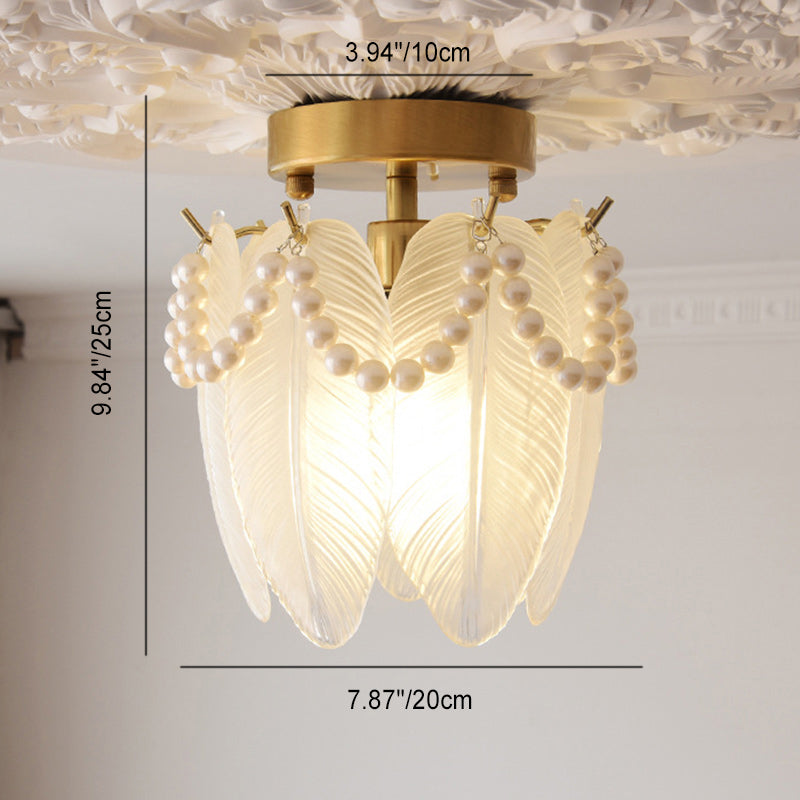 Lustre semi-encastré en verre et fer à une lumière avec bord perlé et forme de plume traditionnelle française pour chambre à coucher 