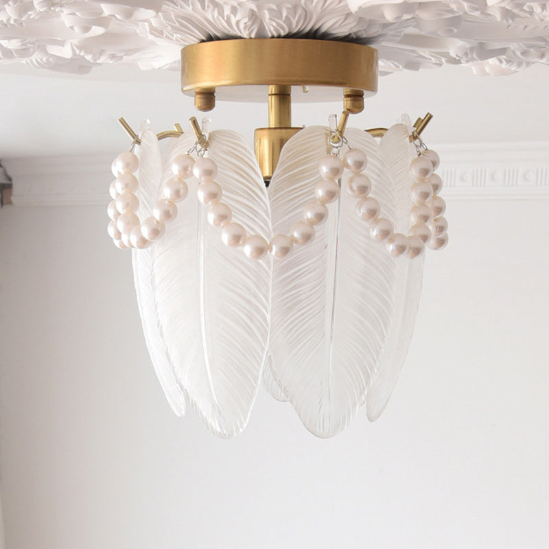 Lustre semi-encastré en verre et fer à une lumière avec bord perlé et forme de plume traditionnelle française pour chambre à coucher 