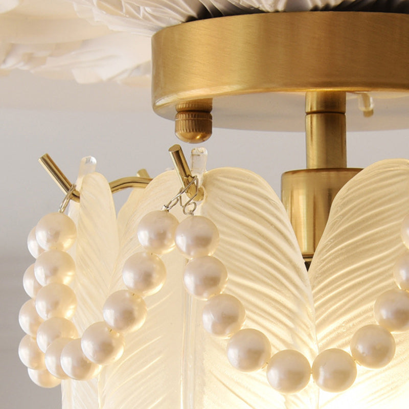 Lustre semi-encastré en verre et fer à une lumière avec bord perlé et forme de plume traditionnelle française pour chambre à coucher 