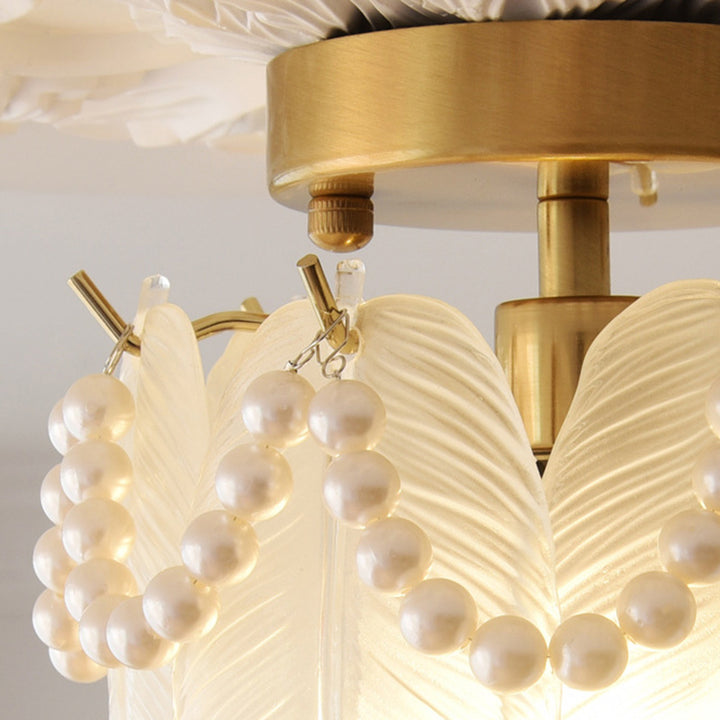 Lustre semi-encastré en verre et fer à une lumière avec bord perlé et forme de plume traditionnelle française pour chambre à coucher 