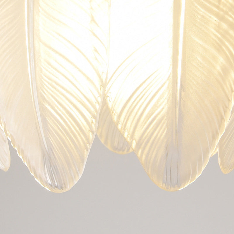 Lustre semi-encastré en verre et fer à une lumière avec bord perlé et forme de plume traditionnelle française pour chambre à coucher 