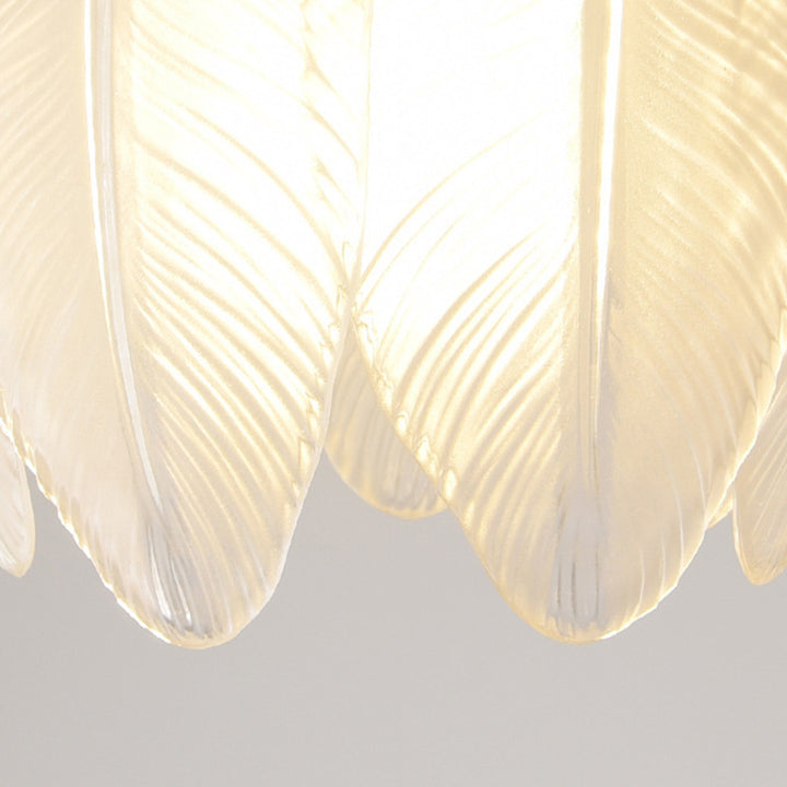 Lustre semi-encastré en verre et fer à une lumière avec bord perlé et forme de plume traditionnelle française pour chambre à coucher 
