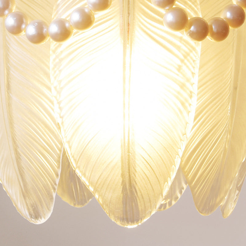 Lustre semi-encastré en verre et fer à une lumière avec bord perlé et forme de plume traditionnelle française pour chambre à coucher 