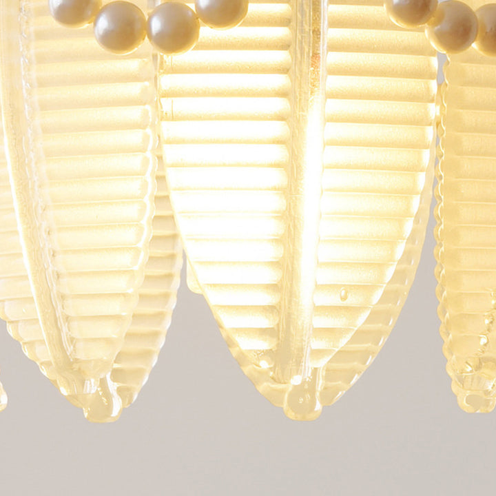 Lustre semi-encastré en verre et fer à une lumière avec bord perlé et forme de plume traditionnelle française pour chambre à coucher 