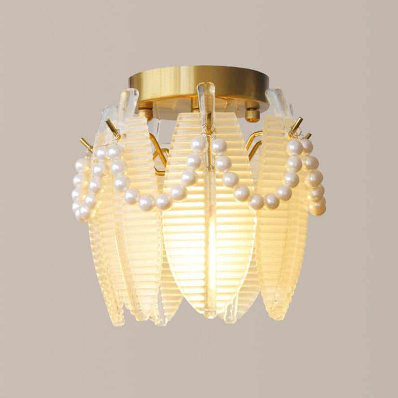 Lustre semi-encastré en verre et fer à une lumière avec bord perlé et forme de plume traditionnelle française pour chambre à coucher 