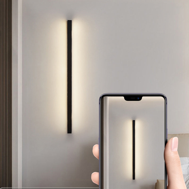 Moderne minimalistische LED-Wandleuchte aus Aluminium und Acryl in langer Streifenform für das Wohnzimmer 