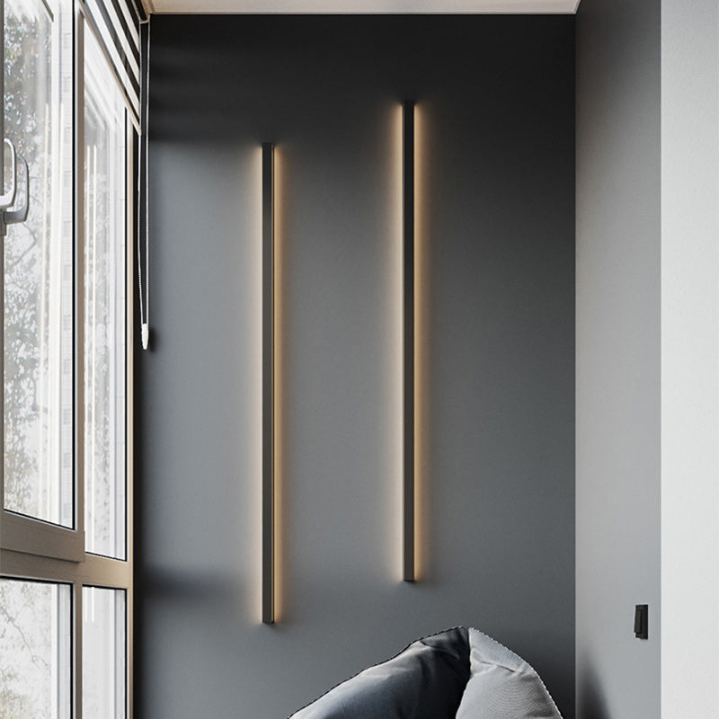 Moderne minimalistische LED-Wandleuchte aus Aluminium und Acryl in langer Streifenform für das Wohnzimmer 