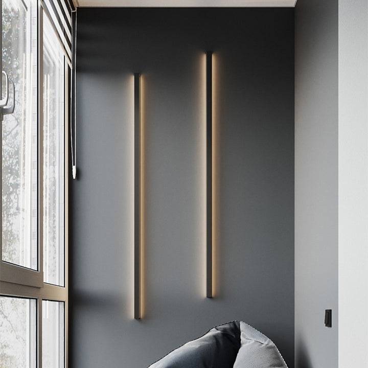 Moderne minimalistische LED-Wandleuchte aus Aluminium und Acryl in langer Streifenform für das Wohnzimmer 