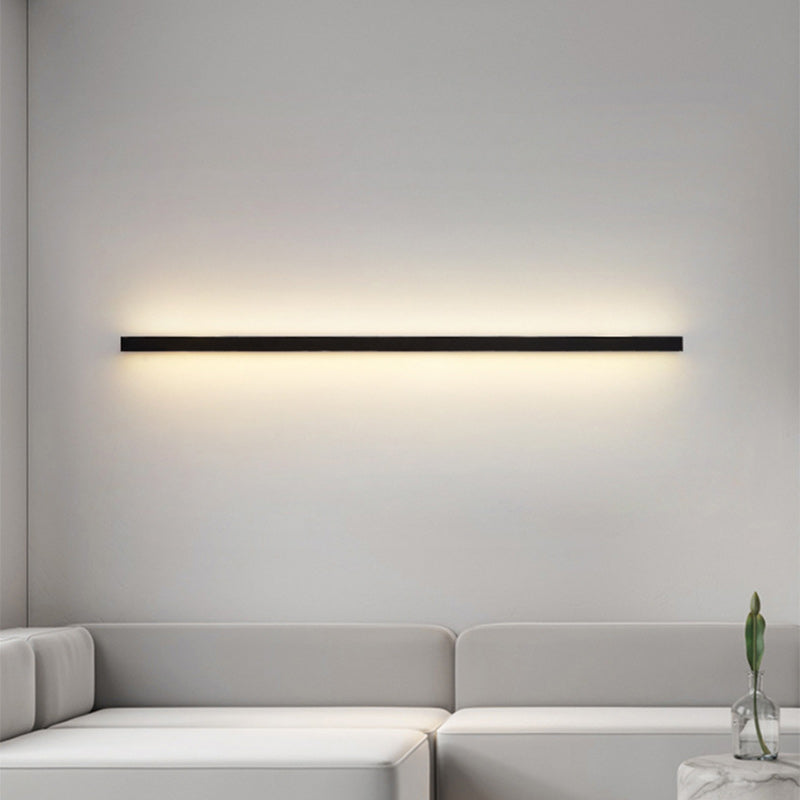 Moderne minimalistische LED-Wandleuchte aus Aluminium und Acryl in langer Streifenform für das Wohnzimmer 